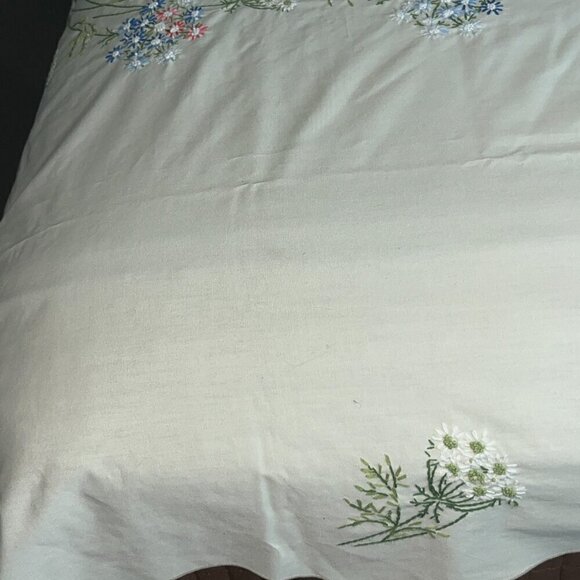 Hand Embroidered Scalloped Edge XL 57" X 100" Tablecloth Floral Pattern Linens - Picture 3 of 16